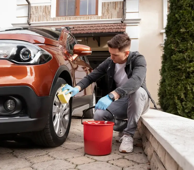 Lavage auto à domicile Dieppe : professionnel intervenant sur un véhicule